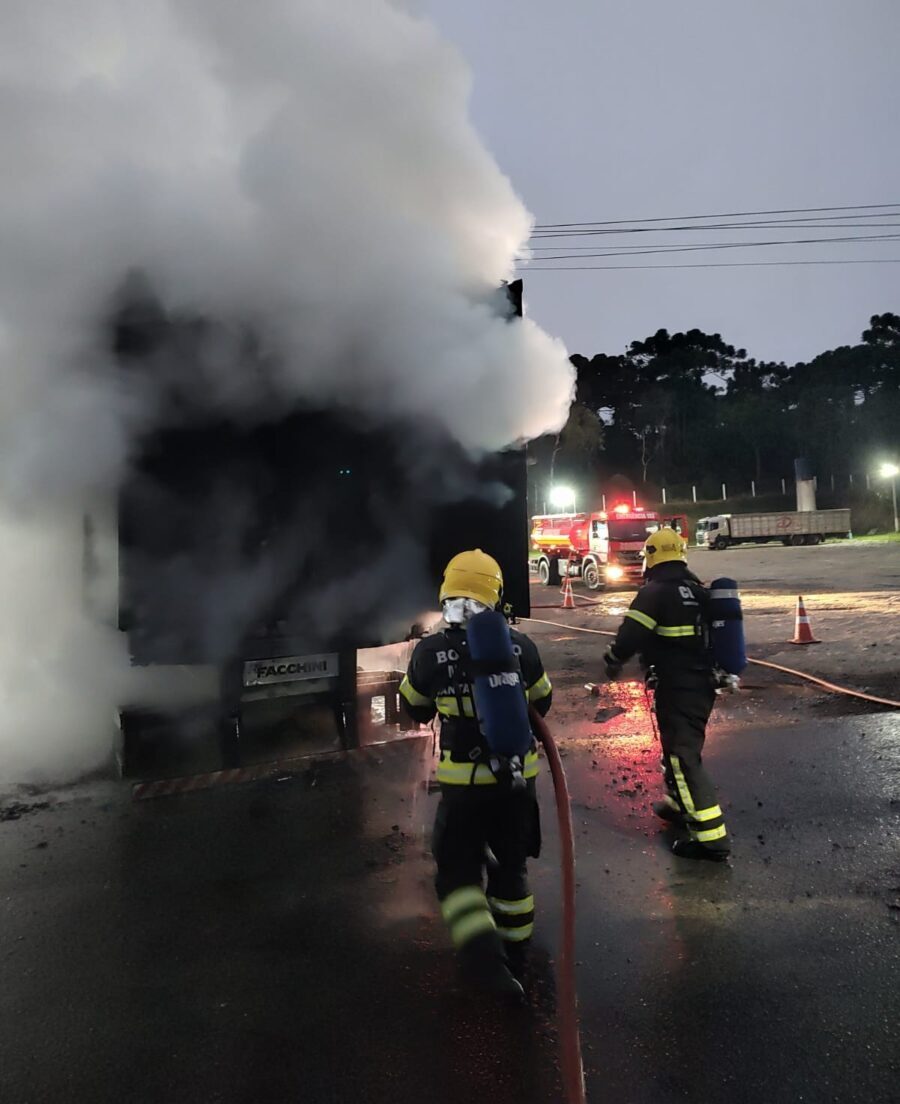 Incêndio destrói carga de compensado em semi-reboque na BR-280 em Mafra
