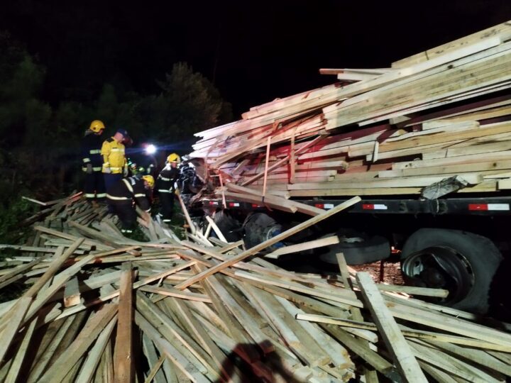 COLISÃO ENTRE TRÊS CAMINHÕES DEIXA UM MORTO NA BR-470 EM AGRONÔMICA