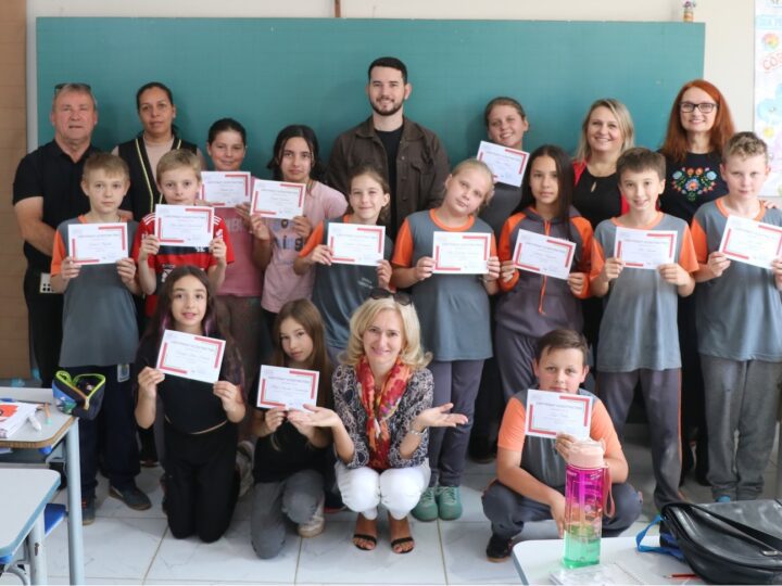 Alunos da E.M. Francisco Hass recebem certificados de aulas de polonês em Papanduva