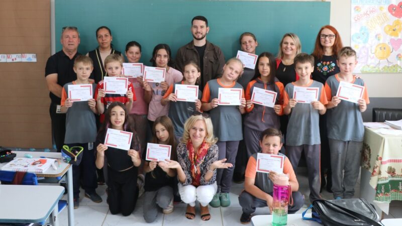Alunos da E.M. Francisco Hass recebem certificados de aulas de polonês em Papanduva