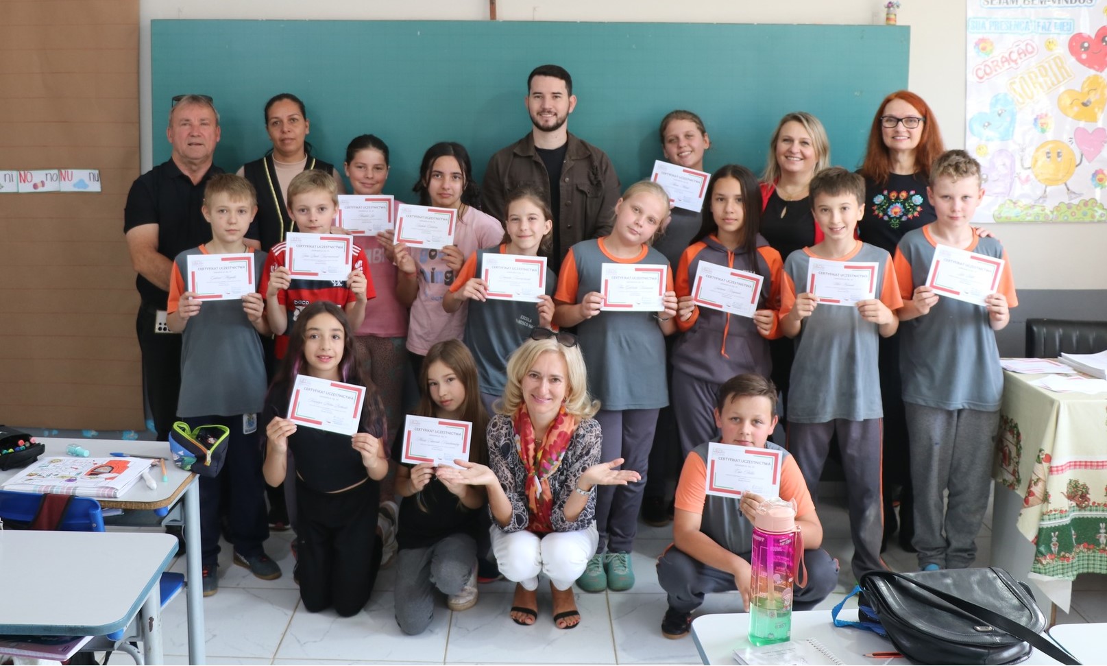 Alunos da E.M. Francisco Hass recebem certificados de aulas de polonês em Papanduva