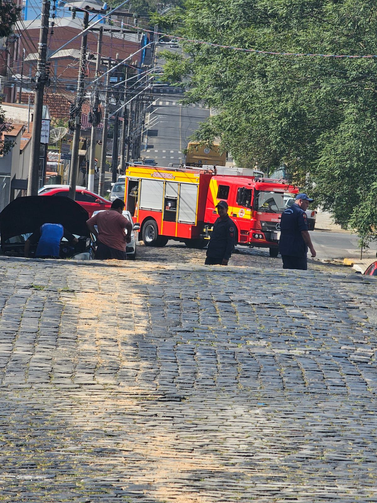 Bombeiros de Mafra Contêm Vazamento de Óleo em Rua Central e Evitam Acidentes