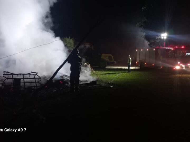 Incêndio Destrói Paiol no Interior de Canoinhas, mas Bombeiros Evitam Tragédia Maior