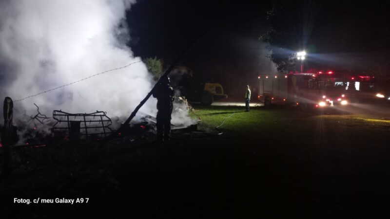 Incêndio Destrói Paiol no Interior de Canoinhas, mas Bombeiros Evitam Tragédia Maior