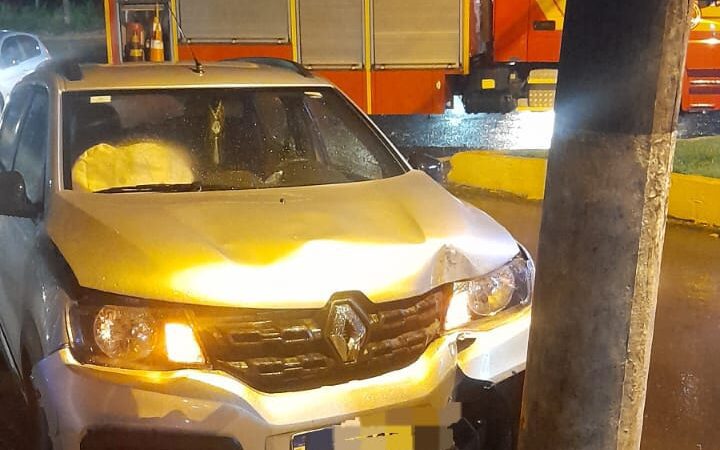 Jovem fica ferido após colidir carro contra poste em Mafra