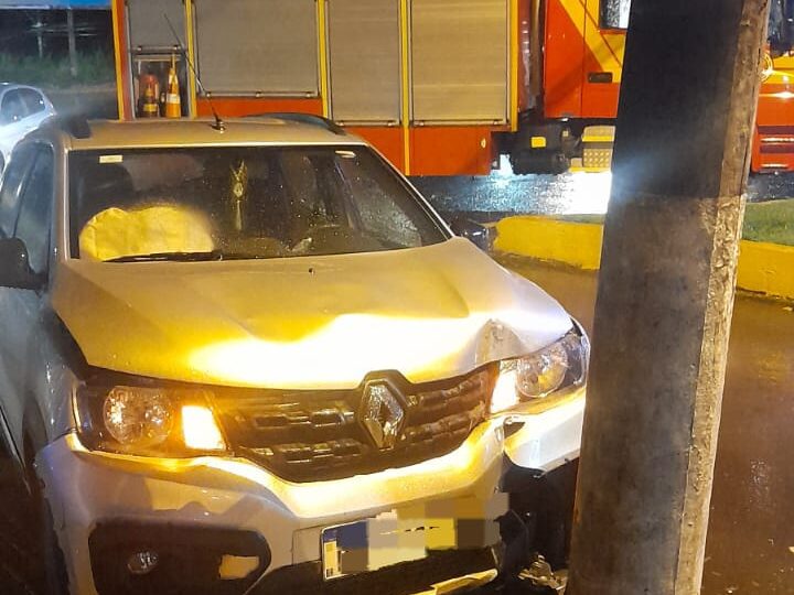 Jovem fica ferido após colidir carro contra poste em Mafra