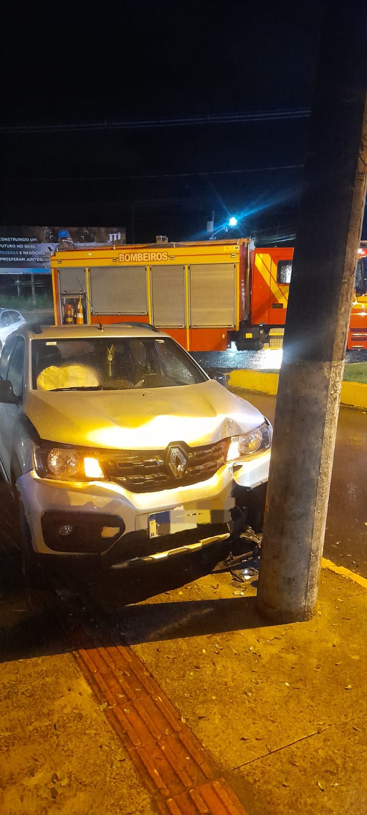 Jovem fica ferido após colidir carro contra poste em Mafra