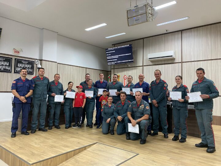 Câmara Municipal de Papanduva presta homenagem ao Corpo de Bombeiros Militar e ao Bombeiro Comunitário De Paula