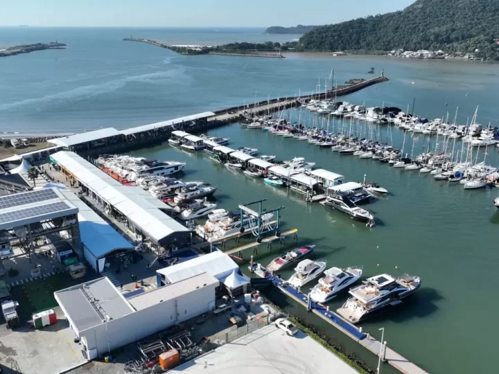 SC se prepara para evento náutico de luxo com shopping flutuante