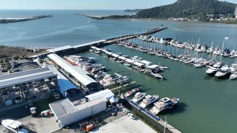 SC se prepara para evento náutico de luxo com shopping flutuante