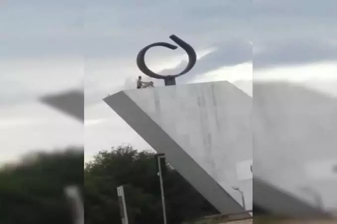 Casal é flagrado transando em cima de monumento na Praça dos Três Poderes