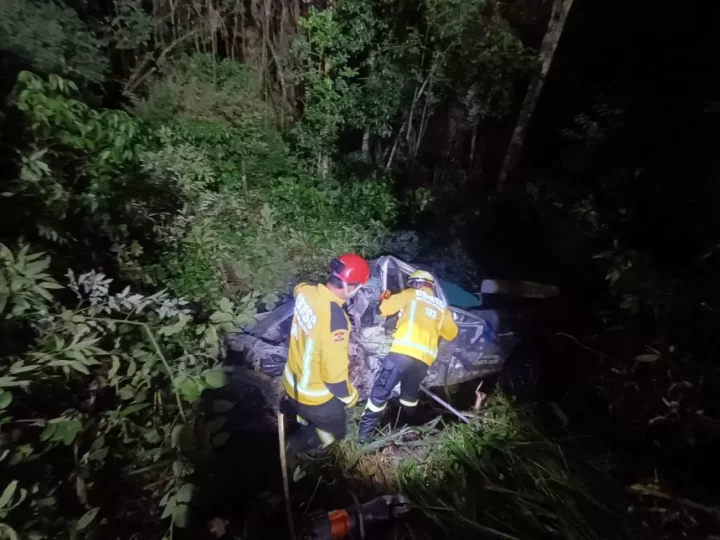 Homem fica preso nas ferragens e morre em grave acidente na BR-470, em SC