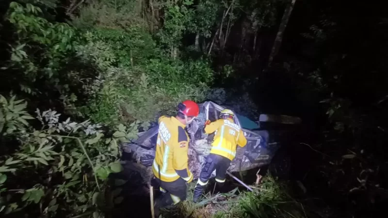 Homem fica preso nas ferragens e morre em grave acidente na BR-470, em SC