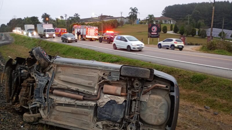 Mulher fica ferida em colisão entre carro e moto na BR-280, em Rio Negrinho