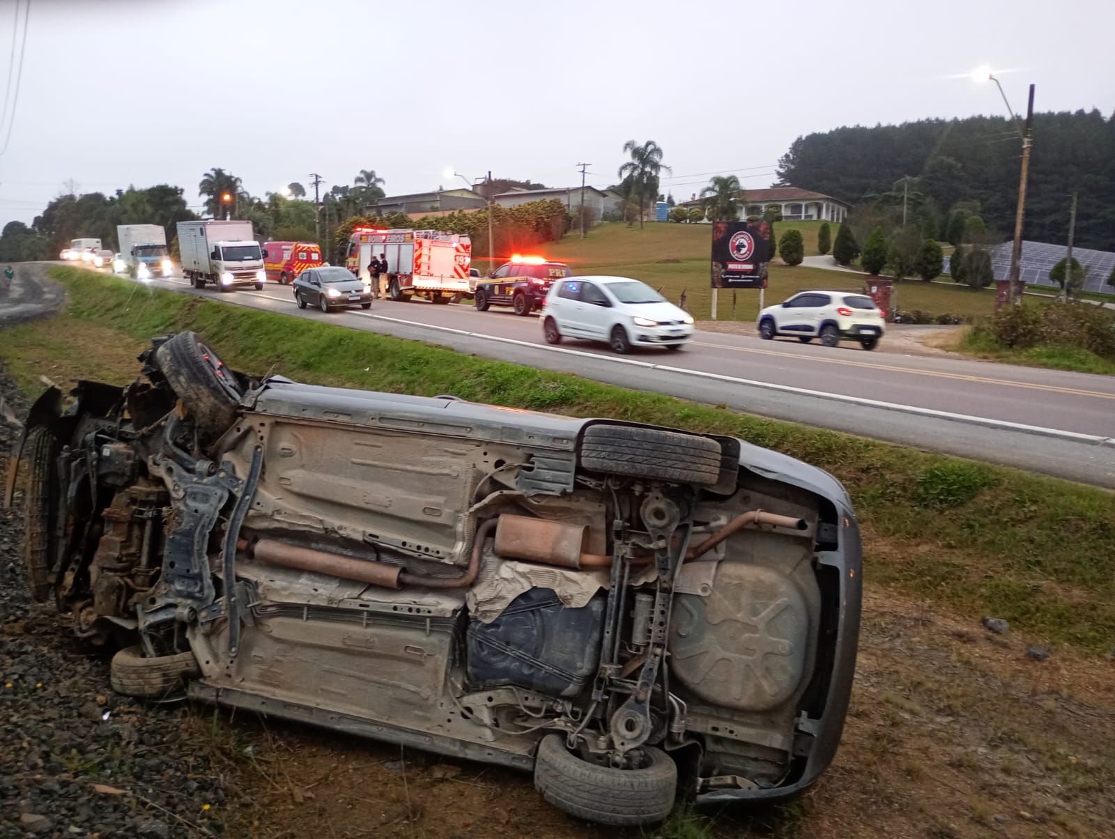 Mulher fica ferida em colisão entre carro e moto na BR-280, em Rio Negrinho