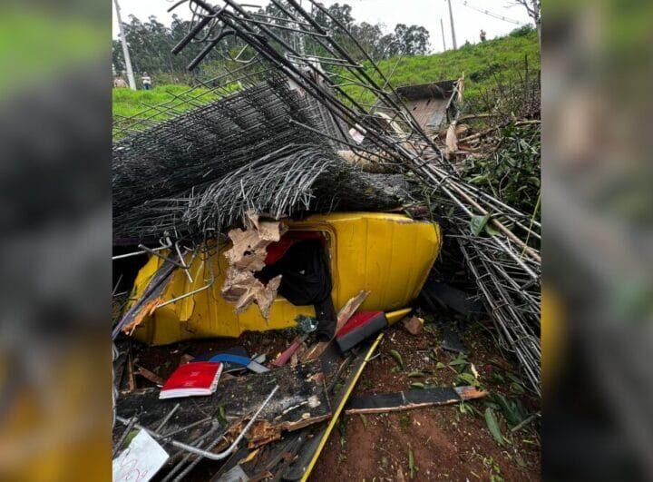 Caminhoneiro morre após carga cair sobre a cabine em acidente no Oeste de SC