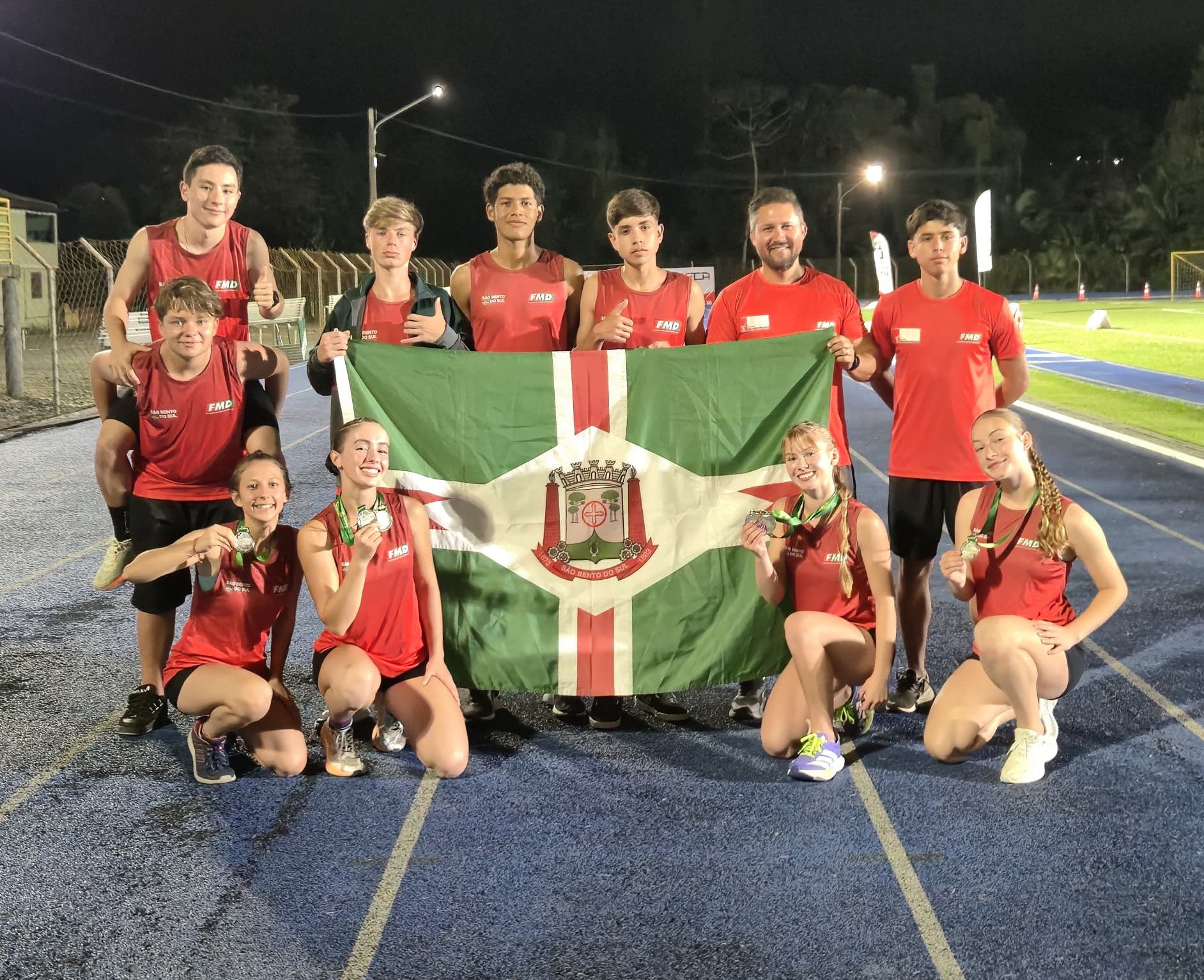 Atletas da equipe da Fundação Municipal de Desportos de Atletismo de São Bento do Sul conquistam várias medalhas incríveis no Campeonato Estadual Sub 18