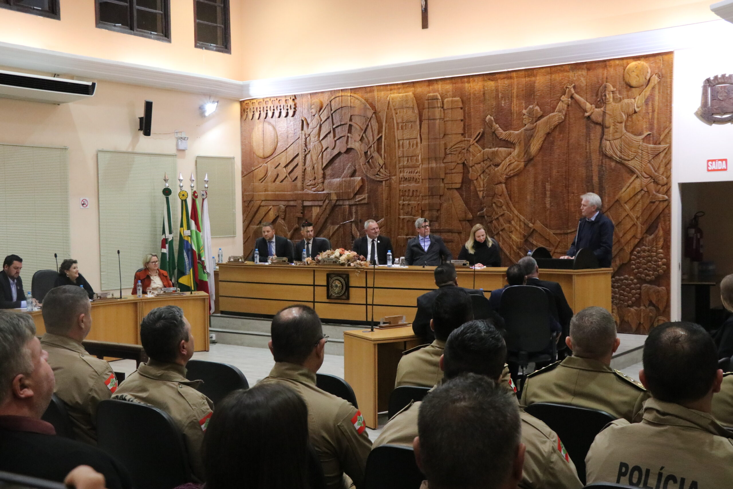 Câmara entrega moções de aplauso em sessão solene