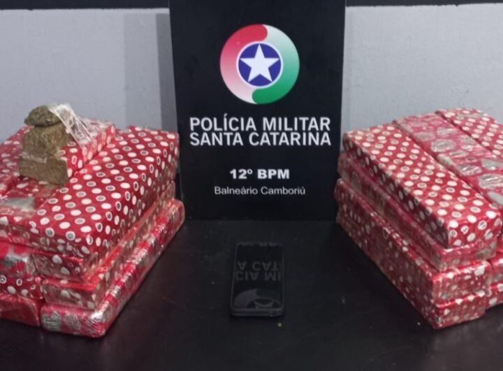 Denúncia de cheiro forte leva a carregamento de maconha e prisão em Balneário Camboriú