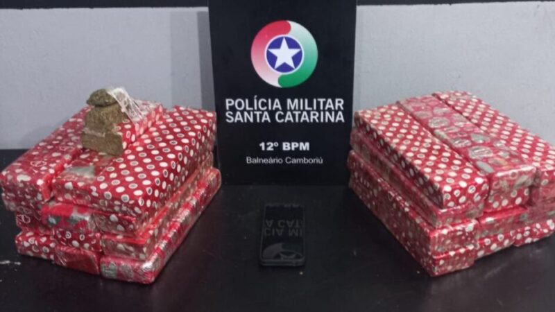 Denúncia de cheiro forte leva a carregamento de maconha e prisão em Balneário Camboriú