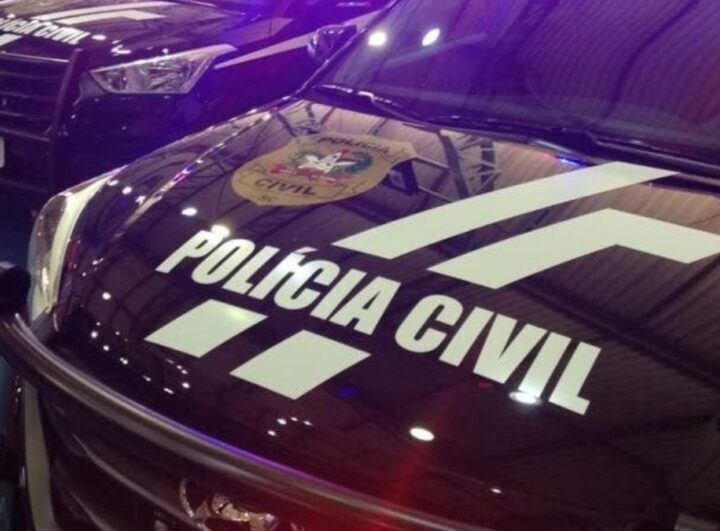 Dupla suspeita de assaltar farmácia e trancar funcionárias é presa em Joinville