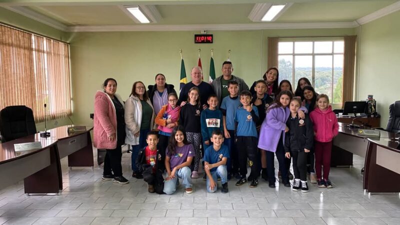 Alunos da EEBNM Ernesto Grein Filho visitam a Câmara de Vereadores de Monte Castelo