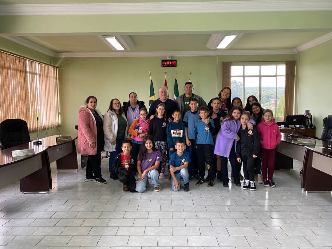 Alunos da EEBNM Ernesto Grein Filho visitam a Câmara de Vereadores de Monte Castelo