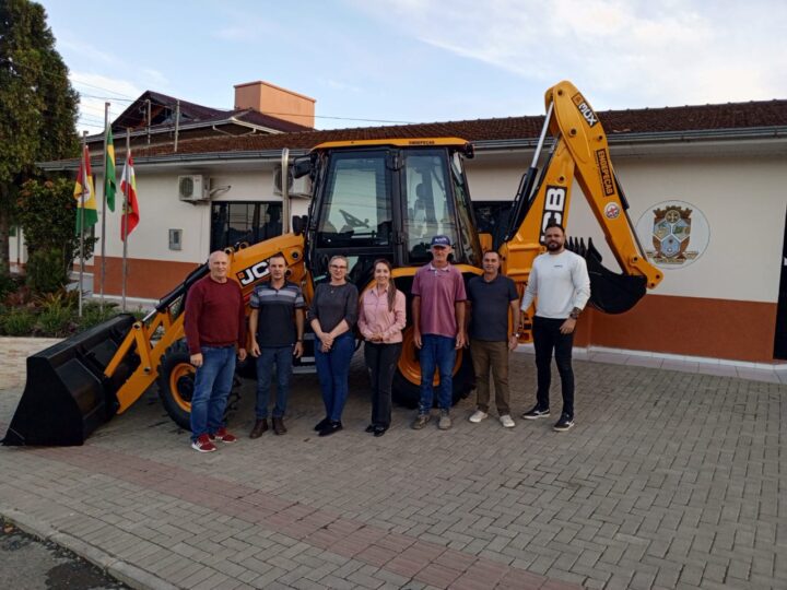 Administração Municipal de Santa Terezinha celebra conquista de nova retroescavadeira