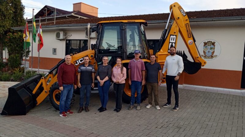 Administração Municipal de Santa Terezinha celebra conquista de nova retroescavadeira