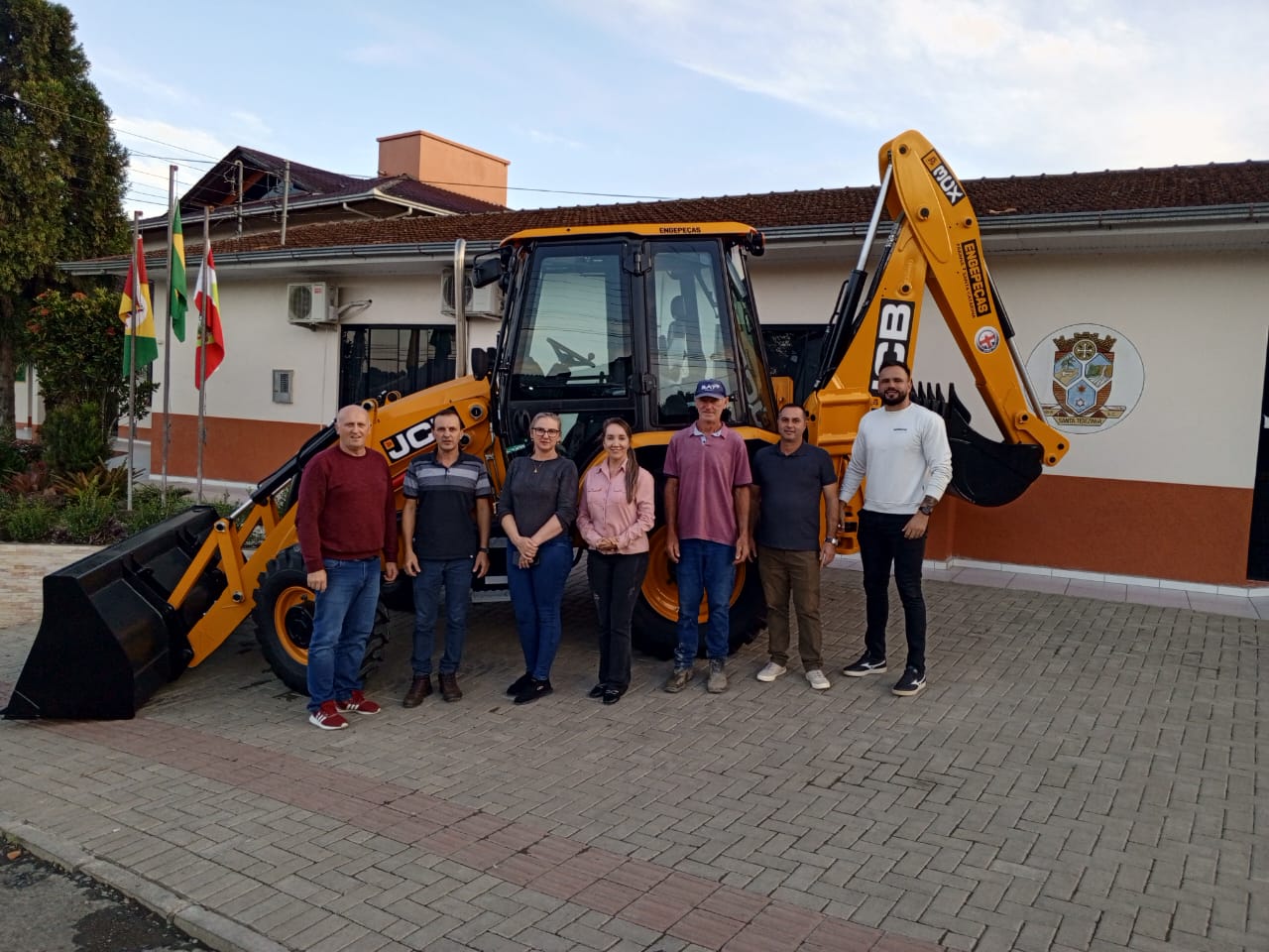 Administração Municipal de Santa Terezinha celebra conquista de nova retroescavadeira