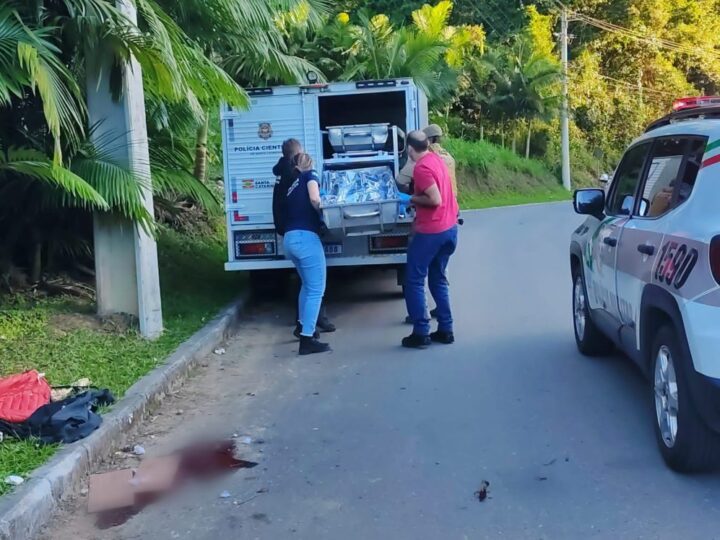 Polícia Científica faz remoção de corpo de vítima de acidente em Jaraguá do Sul