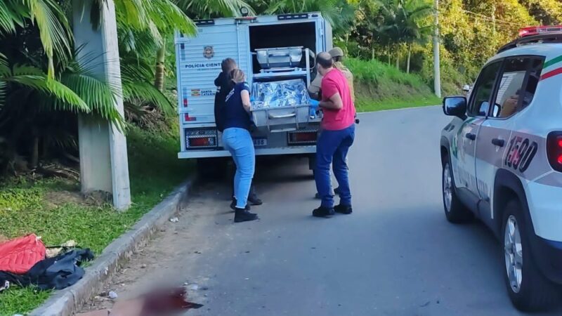 Polícia Científica faz remoção de corpo de vítima de acidente em Jaraguá do Sul