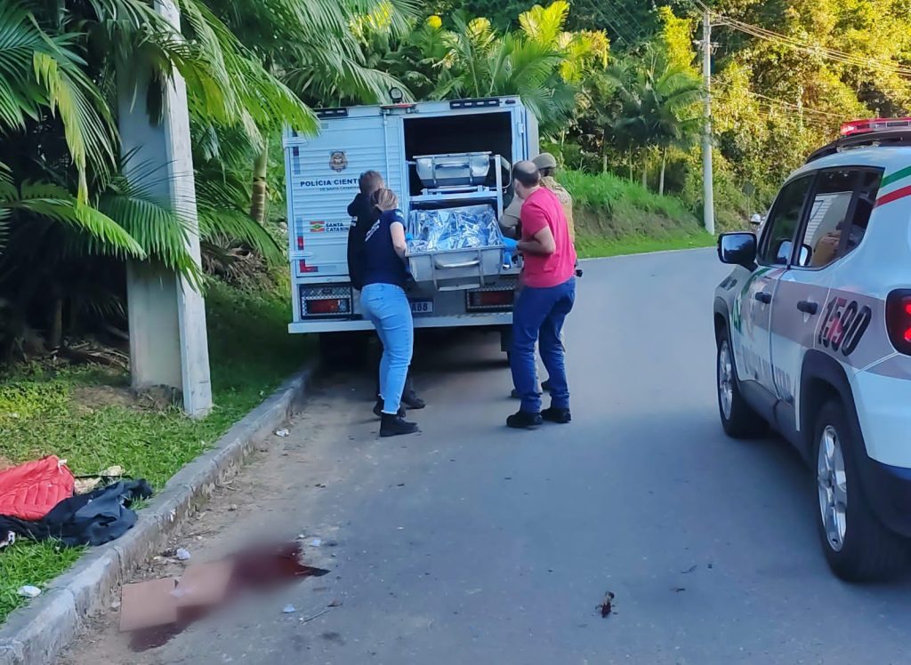 Polícia Científica faz remoção de corpo de vítima de acidente em Jaraguá do Sul