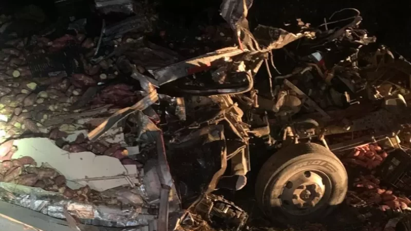 Acidente com caminhão mata dois homens e deixa carro irreconhecível em SC