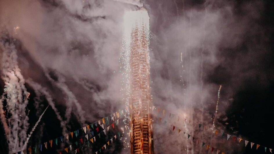 Maior fogueira de São João do sul do Brasil vai ter altura de prédio de 13 andares em SC