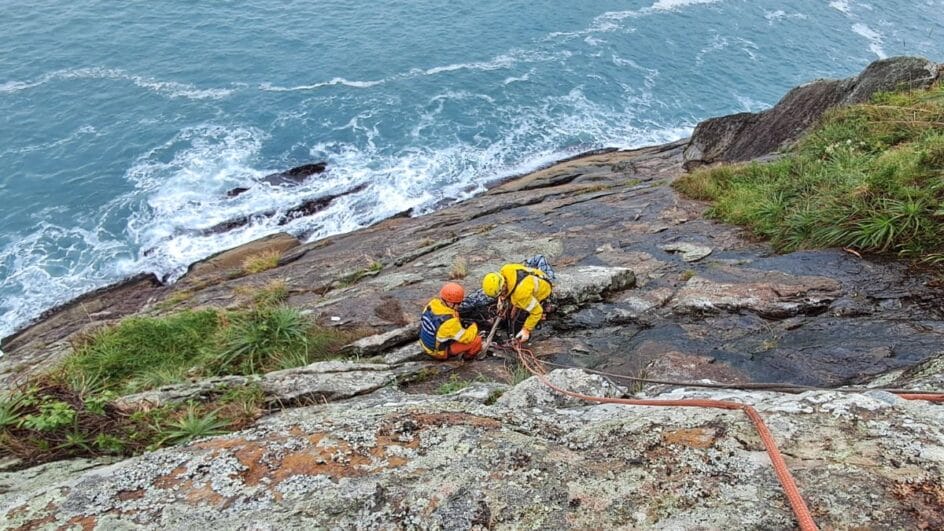Bombeiros resgatam corpo encontrado em costão de praia de Florianópolis após quase 24 horas