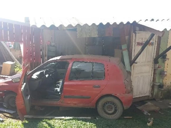 Motorista embriagado é preso após bater carro contra casa