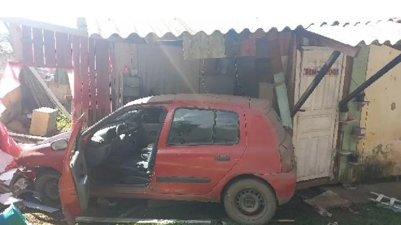 Motorista embriagado é preso após bater carro contra casa