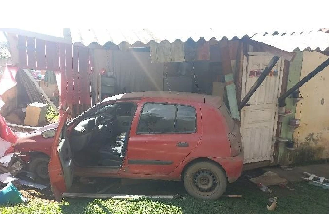 Motorista embriagado é preso após bater carro contra casa