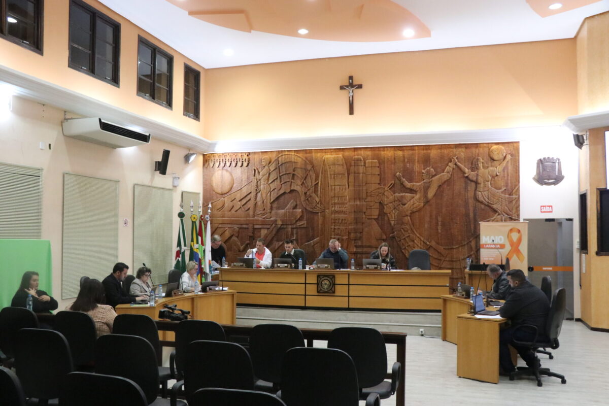 Vereadores votam moções e discutem projetos em sessão