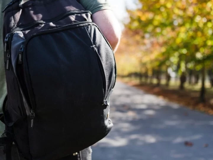 Jovens são flagrados com maconha escondida em mochila