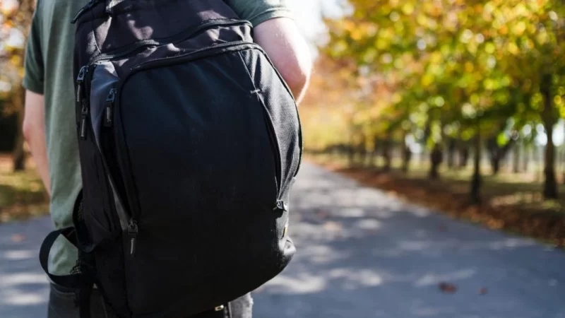 Jovens são flagrados com maconha escondida em mochila