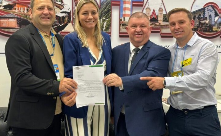 Prefeito Sirineu, Vice Leandro e Secretária de Assistência Social, Selma Figura, garantem R$ 500 mil para Monte Castelo, destinados à compra de equipamentos agrícolas.