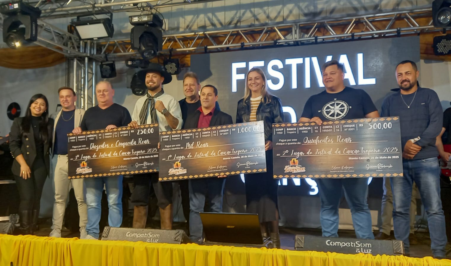 Festival da Canção Tropeiro emociona e revela novos talentos em Monte Castelo