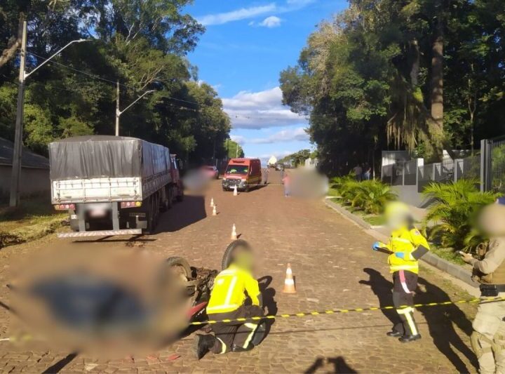 Mulher morre e jovem fica gravemente ferido após acidente em SC