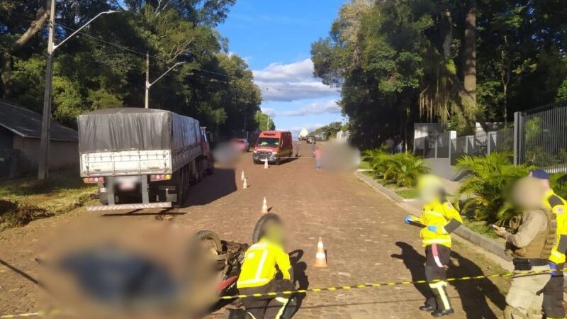 Mulher morre e jovem fica gravemente ferido após acidente em SC