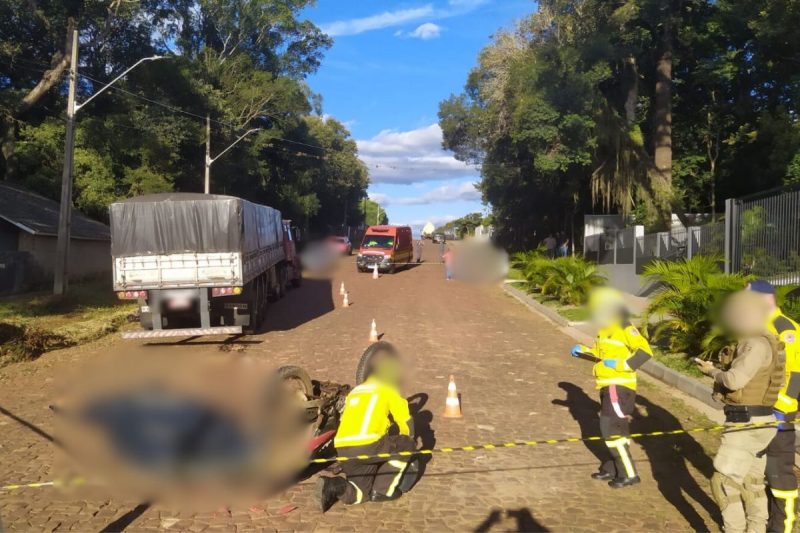 Mulher morre e jovem fica gravemente ferido após acidente em SC