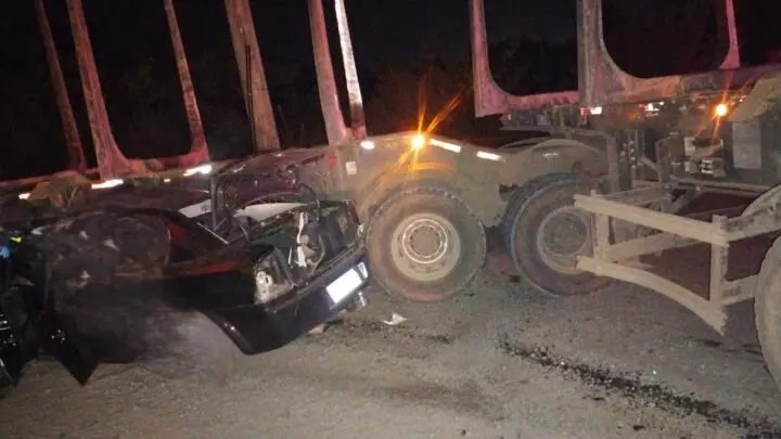 Carro para debaixo de caminhão, deixa mortos e mobiliza operação complexa na BR-280 em SC