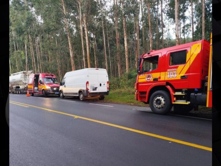 Van colide na traseira de caminhão na BR-280 em Porto União