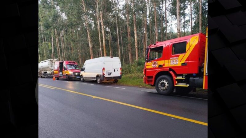 Van colide na traseira de caminhão na BR-280 em Porto União